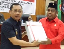 Orno Menyerahkan Ranperda Prov. Maluku tentang Pertanggungjawaban APBD T.A 2022 kepada DPRD